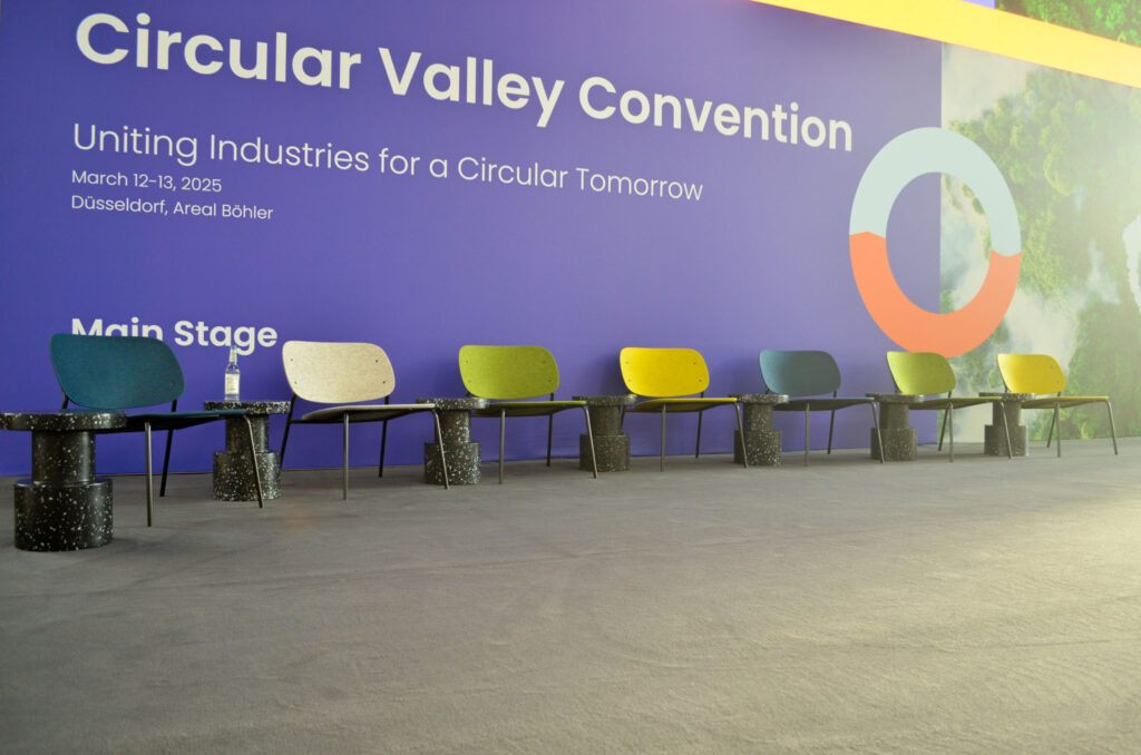 Escenario principal de la Circular Valley Convention con sillones HALE STACK en cinco colores diferentes